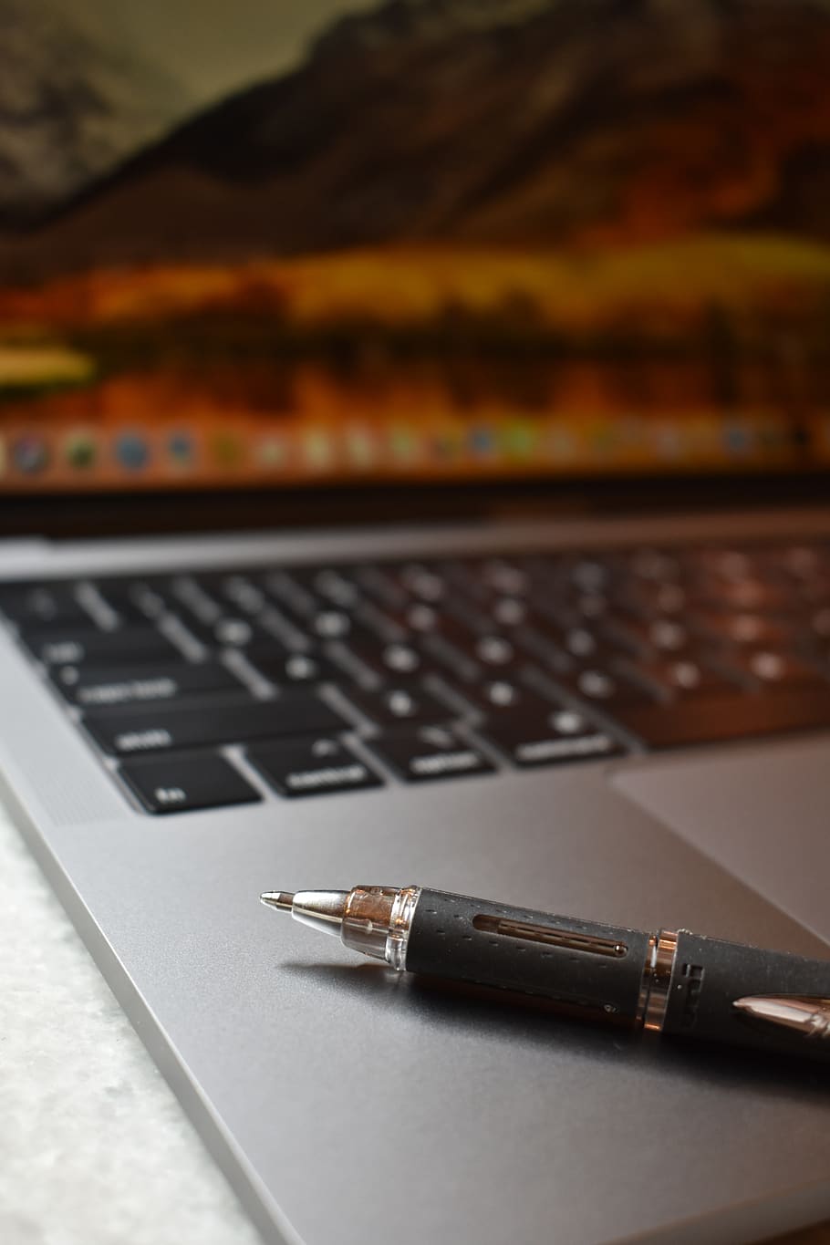 ordinador, poma, Macintosh, mac, esc, portàtil, oficina, tecnologia, treball, pantalla, teclat, Internet, digital, bolígraf, punt de pilota, comunicació, tecnologia sense fils, connexió, taula, cap gent, primer pla, equips informàtics, a l'interior, teclat d’ordinador, instrument d’escriptura, centrar-se en primer pla, negocis, natura morta, enfocament selectiu, portabilitat, 5K