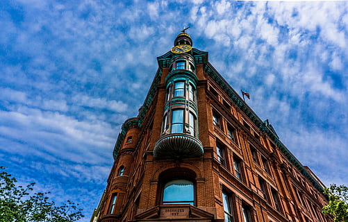 edificio, arquitectura, cobre, nube, cielo, nubes, increíble, azul, rojo, Washington DC, nube - cielo, exterior del edificio, estructura construida, vista de ángulo bajo, torre, historia, el pasado, naturaleza, nadie, día, destinos de viaje, espiritualidad, altura maxima, ventana, lugar de adoración, viaje, al aire libre, reloj, 5K, CC0, dominio público, libre de derechos