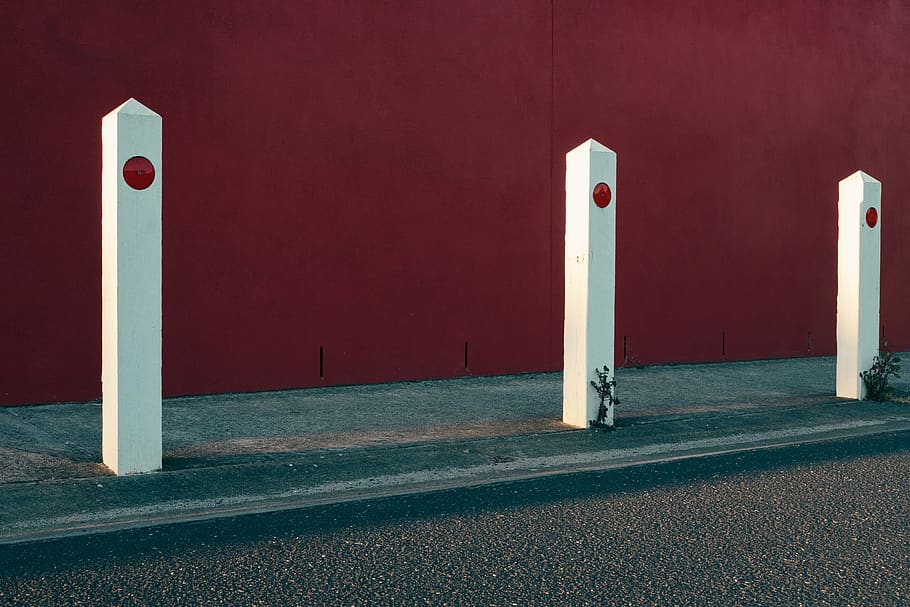 tre, hvid, indlæg, vejsiden, asfalt, melbourne, gade, Fujifilm, Australien, minimal, fuji, stilleben, bordeaux, gelænder, væg, beton, grus, vej, grusvej, gulve, bygning, tårn, skilt, arkitektur, ingen mennesker, sikkerhed, transportmidler, bygget struktur, dag, meddelelse, pullert, vejledning, rød, by, beskyttelse, symbol, indgang, murbygningsfunktion, udendørs, arkitektoniske kolonne, 2K