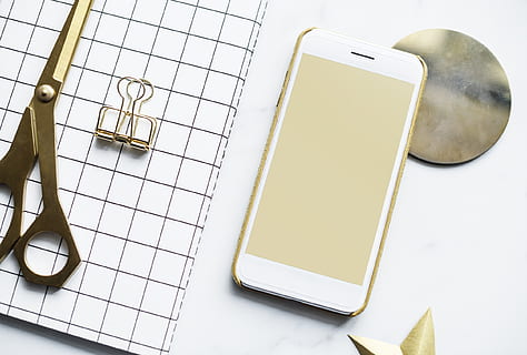 biały smartphone, tło, komórka, biurko, elektronika, mieszkanie, flatlay, złoto, nowoczesny, telefon, nożyczki, ekran, smartfon, technologia, biały, obszar roboczy, porozumiewanie się, technologia bezprzewodowa, inteligentny telefon, przenośne urządzenie informacyjne, połączenie, martwa natura, wewnątrz, telefon komórkowy, żadnych ludzi, stół, zbliżenie, studio strzał, biznes, papier, notatnik, wysoki kąt widzenia, gabinet, ruchliwość, 1080P, CC0, domena publiczna, darmowe zdjęcia
