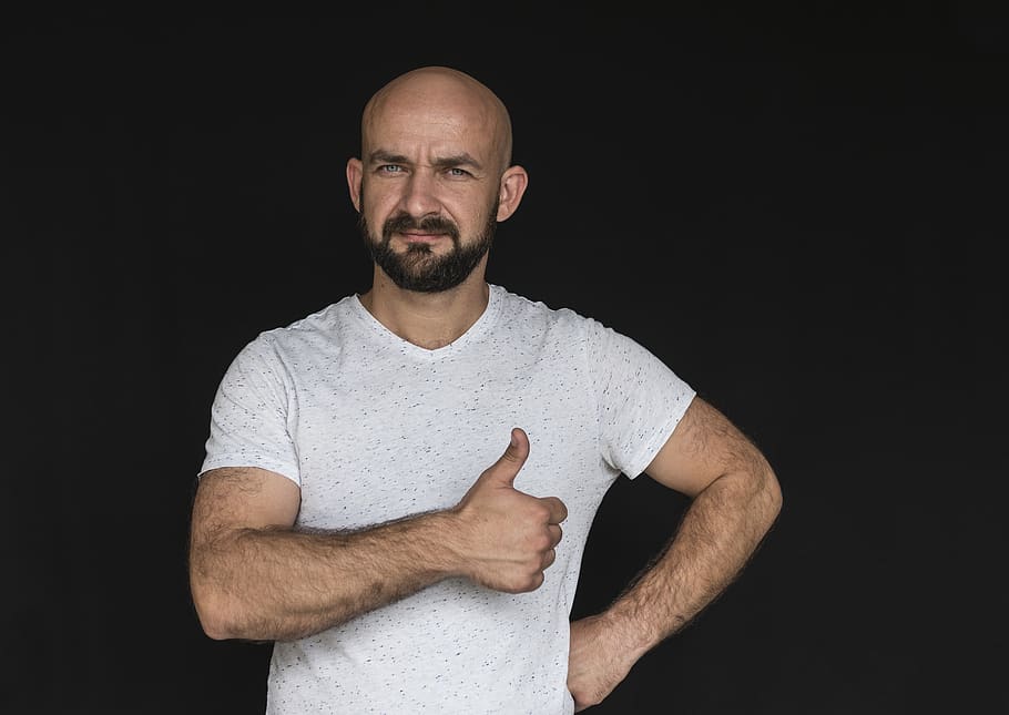 home, calb, treballador, cara, masculí, gent, persona, homes, bigoti, retrat, adult, tir de l'estudi, fons negre, barba, vista frontal, cintura cap amunt, a l'interior, mig adult, cap rapat, pèl facial, una persona, samarreta, roba casual, de peu, mirant la càmera, homes de mitjana edat, 4K