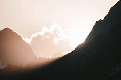 nubi cumuliformi, nube, Esplorare, cielo drammatico, tagliente, bordo, minimo, minimalista, natura, d'oro, tramonto, ora d'oro, scogliera, montagna, fascio, raggio, drammatico, Dramma, paesaggio, ruvido, acuto, picco di montagna, all'aperto, Paesaggi, cielo, alba - alba, Asia, nebbia, mattina, collina, cina - asia orientale, roccia - oggetto, viaggio, bellezza nella natura, alba, catena montuosa, luce del sole, sole, estate, valle, foresta, silhouette, escursioni a piedi, nessuno, albero, sfondi, scena rurale, crepuscolo, nuvola - cielo, 5K, CC0, dominio pubblico, privo di copyright