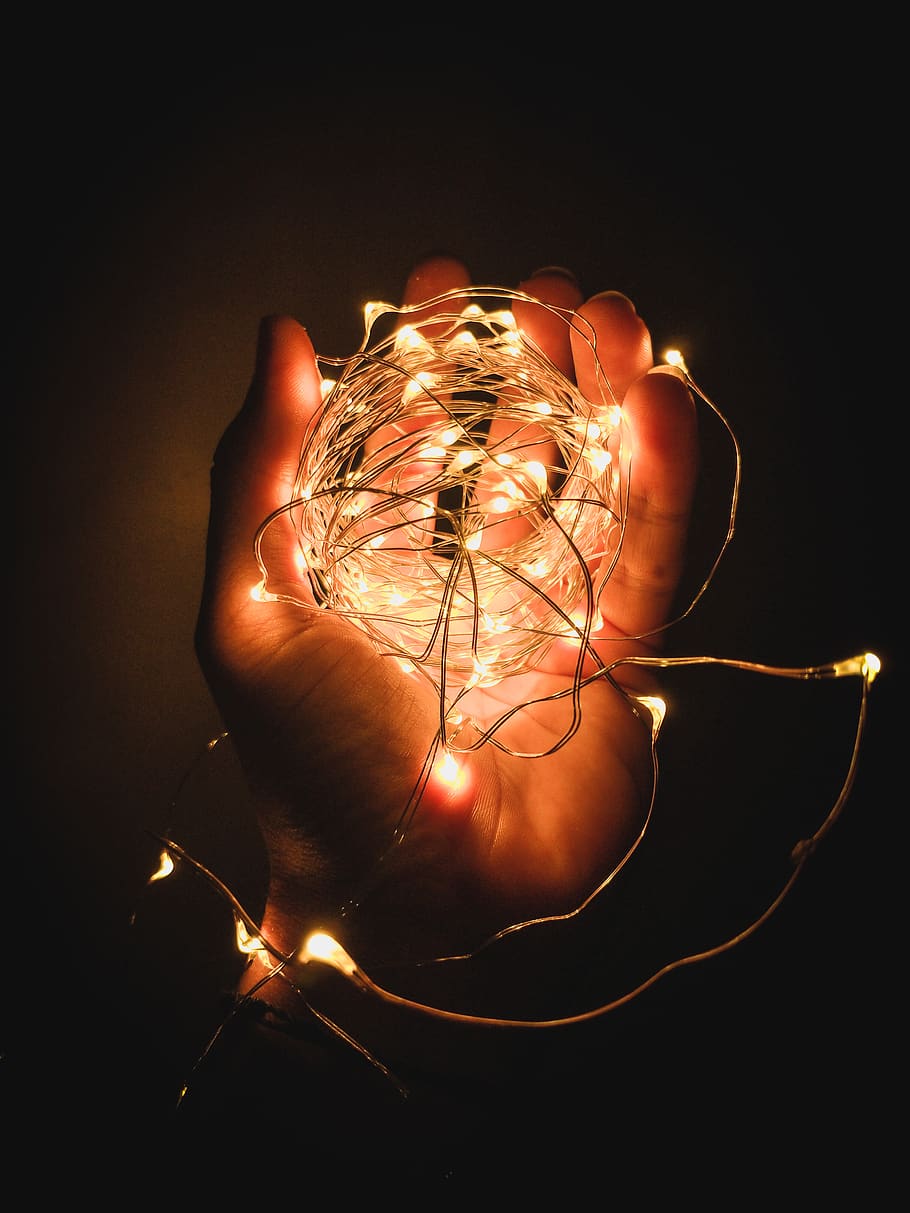 llum, flamarada, flama, foc, bombeta, luzinha, luz, mao, mà, dit, cor, invertebrat, animal, venes, patró, fractal, ornament, vela, il·luminació, bobina, part del cos humà, mà humana, celebració, una persona, a l'interior, tir de l'estudi, part del cos, il·luminat, electricitat, primer pla, fons negre, equips d’il·luminació, dit humà, naturalesa, brillant, cable, tecnologia, compost digital, 4K