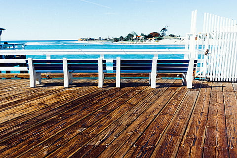 dos, blanco, de madera, banco, rieles, embarcadero, agua, mar, cielo, playa, material de madera, tierra, naturaleza, día, madera, personas incidentales, arquitectura, barandilla, cielo limpio, asiento, estructura construida, gente real, horizonte sobre el agua, arena, luz del sol, al aire libre, 1080P, CC0, dominio público, libre de derechos