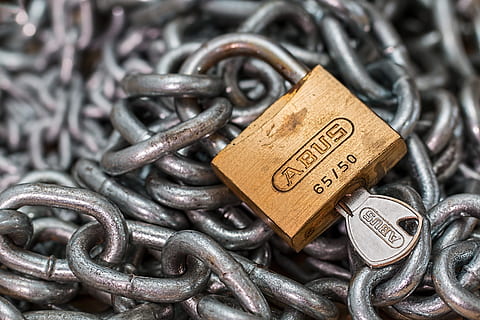 cadenas d'abus couleur or, clé, chaîne, fermer à clé, sûr, garantir, Sécurité, acier, protection, métal, cadenas, rouillé, texte, personne, lien, fermer, vieux, grand groupe d'objets, antique, arrière-plans, la communication, émotion, tas, alliage, 5K, CC0, domaine public, libre de droits