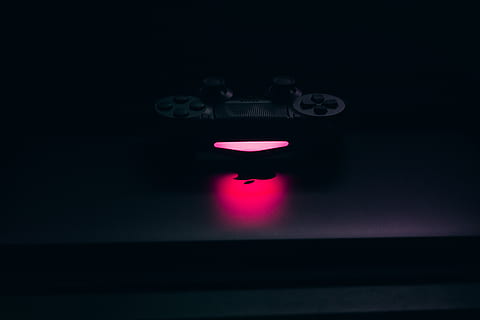 czarne urządzenie multimedialne, wewnątrz, oświetlony, żadnych ludzi, czerwony, ciemny, technologia, studio strzał, czarne tło, noc, światło - zjawisko naturalne, sprzęt oświetleniowy, reflektor, futurystyczny, cyfrowy kompozyt, kopia przestrzeń, zbliżenie, kultura i rozrywka artystyczna, zagadka, ruch, 5K, CC0, domena publiczna, darmowe zdjęcia