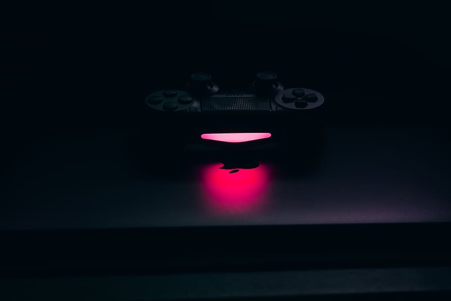 czarne urządzenie multimedialne, wewnątrz, oświetlony, żadnych ludzi, czerwony, ciemny, technologia, studio strzał, czarne tło, noc, światło - zjawisko naturalne, sprzęt oświetleniowy, reflektor, futurystyczny, cyfrowy kompozyt, kopia przestrzeń, zbliżenie, kultura i rozrywka artystyczna, zagadka, ruch, 5K