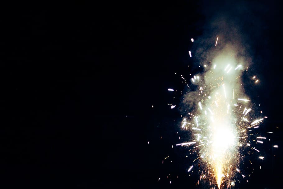 siora, explosió, foc, focs artificials, espurna, espurnes, coud, núvol, fum, de novembre, 5 de novembre, nit de focs artificials, nit, fosc, celebració, exhibició de focs artificials, esdeveniment, il·luminat, moviment, cultura i entreteniment artístic, exposició llarga, brillant, moviment borrós, focs artificials - objecte fet per l'home, cap gent, cel, naturalesa, llum, còpia espai, fum - estructura física, vista d’angle baix, a l'aire lliure, explosiu, sparkler, cap d'any, Festival, 4K
