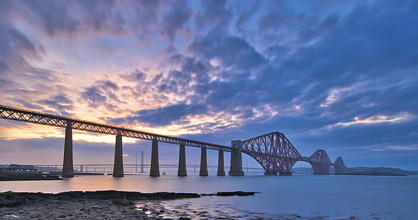 ponte rosso, architettura, baia, ponte, nuvole, crepuscolo, Edimburgo, oceano, mare, silhouette, cielo, Alba, tramonto, acqua, ponte - struttura fatta dall'uomo, struttura costruita, connessione, mezzi di trasporto, destinazioni di viaggio, nuvola - cielo, notte, natura, città, paesaggio, lunga esposizione, paesaggio urbano, nessuno, all'aperto, colonna architettonica, 4K, CC0, dominio pubblico, privo di copyright