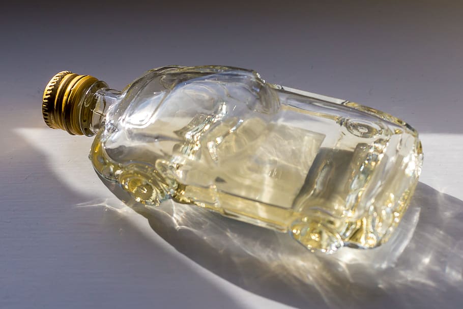 Flasche, Krug, Zubehörteil, Ring, Schmuck, Zubehör, Edelstein, Diamant, Getränk, Pflanze, Glas, Pop-Flasche, Alkohol, Keramik, Vase, Licht, Shaker, Tintenflasche, Glas - Material, Nahansicht, transparent, drinnen, Studioaufnahme, keine Leute, Tabelle, Stillleben, einzelnes Objekt, Reflexion, Container, Essen und Trinken, Natur, Trinkglas, Erfrischung, Frische, High Angle View, Luxus, Reinheit, 8K