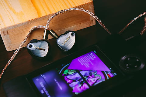 Headset, Ware, Technologie, keine Leute, Kommunikation, Tabelle, drinnen, Nahansicht, Holz - Material, Stillleben, Verbindung, High Angle View, Musik-, Text, Veröffentlichung, kabellose Technologie, Retro-Stil, Kamera - Fotoausrüstung, Kunst, Kultur und Unterhaltung, Buch, Papier-, 5K, CC0, gemeinfrei, lizenzfrei