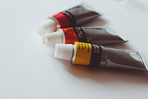 3 zachte buizen, verf container, schoonheidsmiddelen, tandpasta, fles, palet, zonnescherm, bloesem, fabriek, bloem, vlek, mond, lip-, geneesmiddel, Inktpot, gereedschap, borstel, contactlens, aloë, tandenborstel, deodorant, binnenshuis, witte achtergrond, stilleven, detailopname, geen mensen, studio opname, gezondheidszorg en medicijnen, tafel, houder, geneeskunde, kopie ruimte, keuze, enkel object, uitrusting, Onderzoek, plastic, opleiding, wetenschap, bloed, 5K, CC0, publiek domein, royaltyvrij