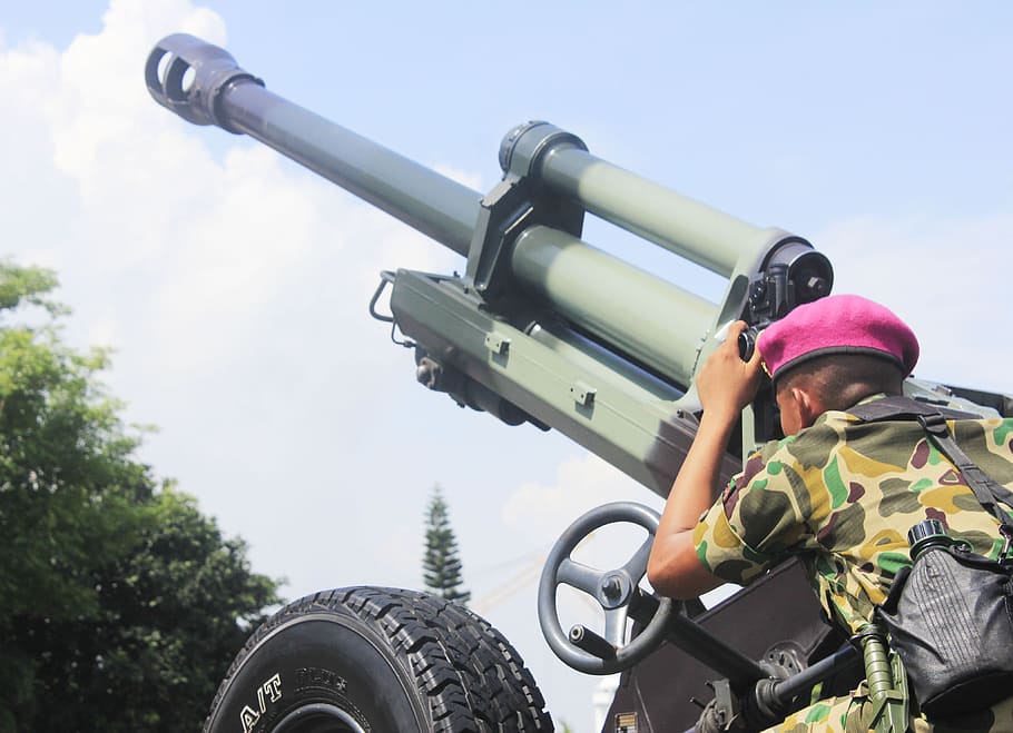 soldat, java, Surabaya, indonèsia, pistola, a l'aire lliure, dia, cel, naturalesa, persones reals, militar, una persona, arma, transport, seguretat, vista d’angle baix, homes, protecció, llum solar, casc, forces Armades, govern, manera de transport, agressió, 4K