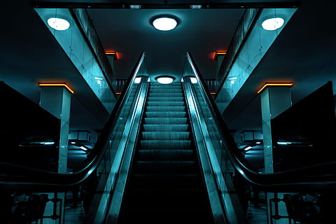 escales mecàniques buides, arquitectura, escala, il·luminat, transport, escala mecànica, estructura construïda, passos i escales, direcció, equips d’il·luminació, barana, a l'interior, el camí a seguir, vista d’angle baix, modern, cap gent, buit, comoditat, estació del metro, tecnologia, futurista, llum, sostre, 5K, CC0, domini públic, lliure de regalies
