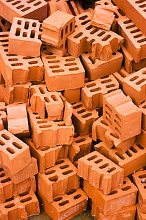 fons, bloc, maó, maons, marró, construït, argila, construcció, gris, grup, Munt, indústria, gran, material, desordenat, patró, rectangle, vermell, aspre, runes, arruïnat, rústic, sòlid, pila, estructura, , marc complet, gran grup d'objectes, cap gent, Caixa, abundància, natura morta, caixa-contenidor, vista d’angle alt, material de fusta, a l'interior, dia, contenidor, primer pla, 4K, CC0, domini públic, lliure de regalies