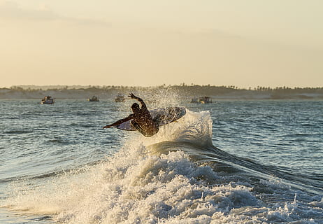 persoană surfboarding, acțiune, plajă, lumina zilei, distracţie, peisaj, om, mişcare, natură, ocean, persoană, agrement, nisip, mare, malul marii, vară, surf, placă de surf, surfboarding, surfer, surfing, Surfrider, concediu de odihna, apă, sporturi acvatice, val, bălăceală, cer, frumusețe în natură, malul mării, oameni adevărați, sportiv, apus de soare, zi, animal, viteză, stiluri de viață, în aer liber, mamifer, scenice - natura, 4K, CC0, domeniu public, fără drepturi de autor