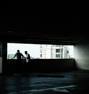 ombragé, ombre, Hommes, parlant, personnes, bâtiment, foncé, Vrais gens, à l'intérieur, architecture, structure construite, journée, deux personnes, la fenêtre, adulte, modes de vie, silhouette, espace de copie, permanent, femmes, chambre domestique, séance, Activité de loisir, Occupation, 2K, CC0, domaine public, libre de droits