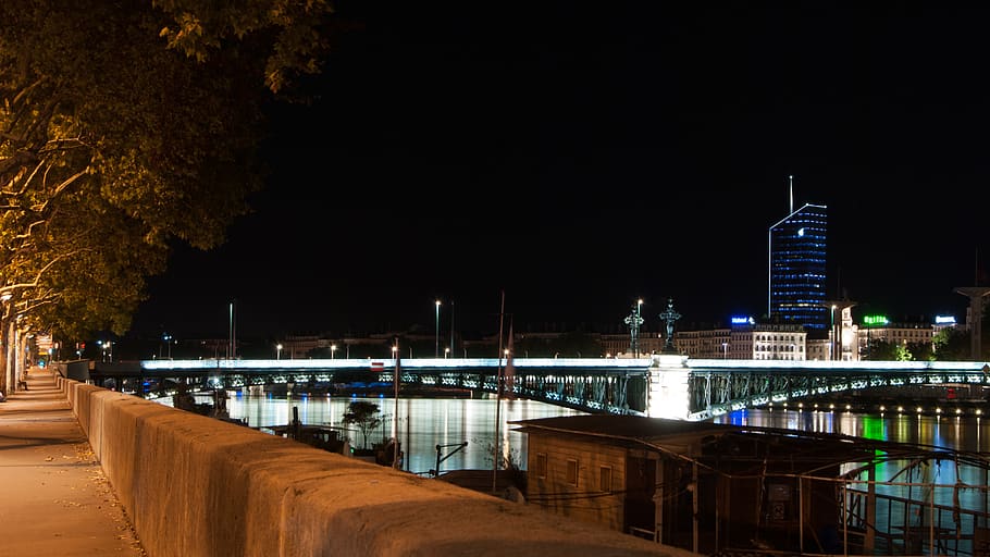 confluència, incitat, lyon, musee, nit, nuit, piscine du rhone, pont de l'université, pont raymond barreja, quai docteur gaieton, visita part-dieu, il·luminat, arquitectura, estructura construïda, exterior de l'edifici, aigua, ciutat, riu, arbre, cap gent, barana, naturalesa, connexió, edifici, cel, reflexió, pont, planta, equips d’il·luminació, pont - estructura feta per l'home, a l'aire lliure, exterior d’edifici d’oficines, gratacels, passeig marítim, 2K