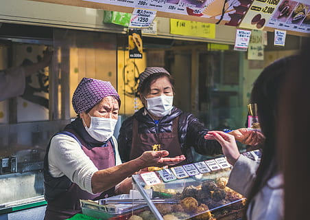 dua, vendor, akomodatif, pelanggan, orang, orang-orang, manusia, Jepang, taito, ueno, menghadapi, jalan, makanan, wanita, teks, kertas, tiket, membayar, perjalanan, uang, penjualan, menghasilkan, urban, kios, eceran, orang sungguhan, makanan dan minuman, pasar, komunikasi, dewasa, perempuan, sekelompok orang, gaya hidup, bisnis, dijual, pakaian, laki-laki, toko, kegiatan waktu luang, kota, kios pasar, kedudukan, tampilan ritel, 4K, CC0, domain publik, bebas royalti