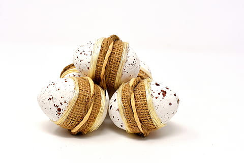 Ostereier, Ostern, Ei, Frohe Ostern, Osterei, Dekoration, Ostergruß, Osterdekorationen, Frühling, Deko, Osterdeko, weißer Hintergrund, ausgeschnitten, Studioaufnahme, Essen und Trinken, Nahansicht, Lebensmittel, keine Leute, Gruppe von Objekten, drinnen, Feier, Stillleben, Muster, weiße Farbe, zwei Objekte, Gruppe, Tierhülle, gesundes Essen, Schale, 5K, CC0, gemeinfrei, lizenzfrei