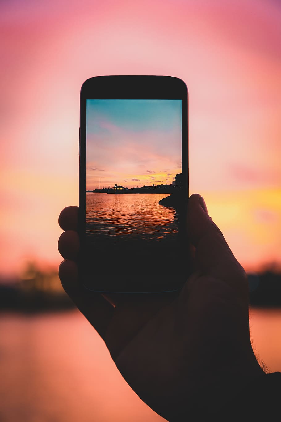 persona che tiene smartphone, retroilluminato, spiaggia, telecamera, avvicinamento, nuvole, Cloudscape, crepuscolo, sera, mano, orizzonte, natura, oceano, all'aperto, persona, immagine, panoramico, schermo, mare, silhouette, cielo, skyscape, smartphone, sole, Alba, tramonto, touch screen, viaggio, acqua, mano umana, tecnologia wireless, tecnologia, parte del corpo umano, detenzione, cellulare, una persona, colore arancione, comunicazione, smart phone, temi fotografici, dispositivo di informazione portatile, parte del corpo, dito, 5K