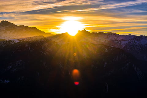 silhouette, montagne, Alba, retroilluminato, bellissimo, nuvole, sera, paesaggio, luce, montagna, natura, riflessione, panoramico, cielo, la neve, sole, luce del sole, i raggi del sole, tramonto, acqua, scenics - natura, bellezza nella natura, scena tranquilla, la tranquillità, idilliaco, colore arancione, nuvola - cielo, ambiente, scena non urbana, maestoso, nessuno, catena montuosa, raggio di sole, riflesso lente, all'aperto, luminosa, 5K