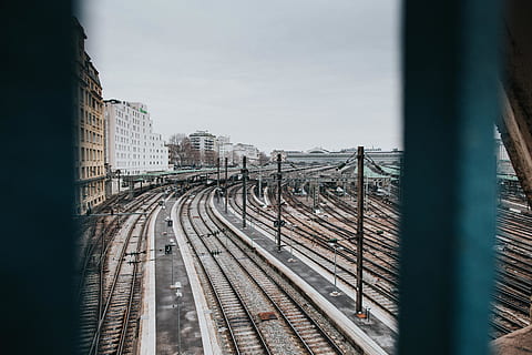 Trail Rail, tagsüber, Schiene, Schienen, Eisenbahn, Transport, Straße, Fahrzeug, Zug, Weg, Metropole, Stadt, städtisch, Gebäude, Stadt, Dorf, Fußgänger, Personenkraftwagen, Konstruktion, Einschienenbahn, Lokomotive, Sport, Schienenverkehr, Transportmittel, Spur, Bahngleis, Zug - Fahrzeug, öffentliche Verkehrsmittel, Himmel, keine Leute, Tag, High Angle View, Natur, gebaute Struktur, die Architektur, Reise, draußen, Verbindung, 5K, CC0, gemeinfrei, lizenzfrei