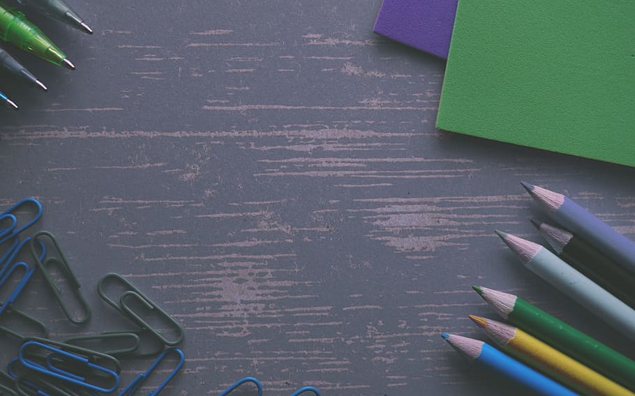 art, taula, llapis, objecte, dirigir, color, colorit, a l'interior, cap gent, vista d’angle alt, paper, bolígraf, natura morta, multicolor, directament a sobre, art i artesania, instrument d’escriptura, subministrament d’oficina, llapis de colors, artesania, primer pla, material de fusta, variació, educació, elecció, bloc de notes, art i equipament artesanal, 2K