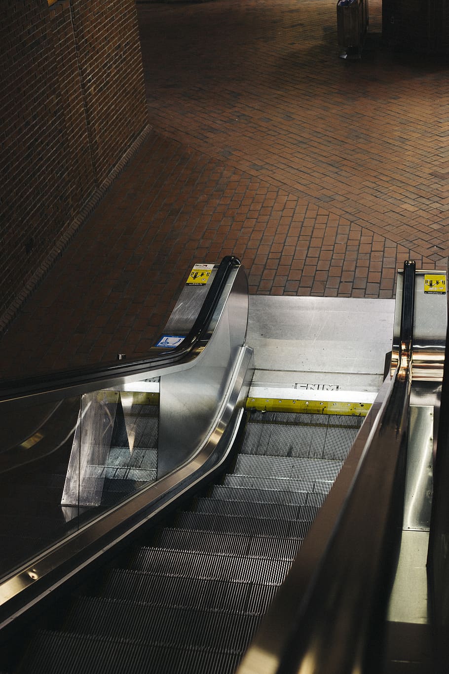 escala mecànica, barana, estació snowdon, Canadà, montreal, escala, pis, fons de pantalla, portra, carrer, desafiament, foto, metro, accessibilitat, industrial, ciutat, metall, fusta, fusta dura, cap gent, vista d’angle alt, transport, a l'interior, manera de transport, transport públic, absència, taula, viatjar, buit, arquitectura, sòls, tecnologia, transport per ferrocarril, natura morta, reflexió, 5K