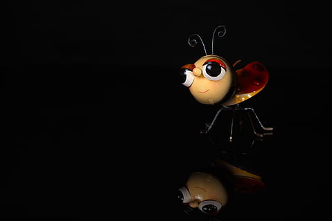 coccinella, carina, figura, metallo, insetto, rosso, fortuna, portafortuna, divertente, decorazione, coccinella fortunata, piccolo, mondo animale, sfondo nero, girato in studio, in casa, nessuno, copia spazio, giocattolo, avvicinamento, rappresentazione, cibo e bevande, ritagliare, natura morta, movimento, vista dall'alto, singolo oggetto, cibo, caduta, rappresentazione animale, buio, colore nero, 5K, CC0, dominio pubblico, privo di copyright