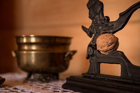 braun, Nuss, schwarz, Oberfläche, Lebensmittel, Nussknacker, Nussbaum, drinnen, keine Leute, Studioaufnahme, Antiquität, Nahansicht, Skulptur, Tabelle, Holz - Material, Stillleben, Kunst und Handwerk, selektiver Fokus, Kunst, Darstellung, Fokus auf den Vordergrund, Metall, Statue, Essen und Trinken, aufwendig, 2K, CC0, gemeinfrei, lizenzfrei