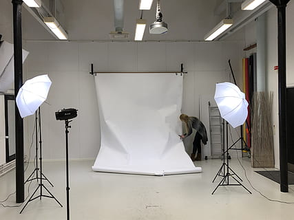 Modellierraum, Hintergrund, Festsetzung, drinnen, Licht, Person, Zimmer, Studio, Lichtanlage, Fotoshooting, Fotografie-Themen, Technologie, Fotoausrüstung, Filmstudio, weiße Farbe, keine Leute, Kunst, Kultur und Unterhaltung, hinter den Kulissen, beleuchtet, Stativ, beruflicher Beruf, Ausrüstung, Filmindustrie, leeren, Kamera - Fotoausrüstung, Vorbereitung, elektrische Lampe, Fernsehstudio, 4K, CC0, gemeinfrei, lizenzfrei