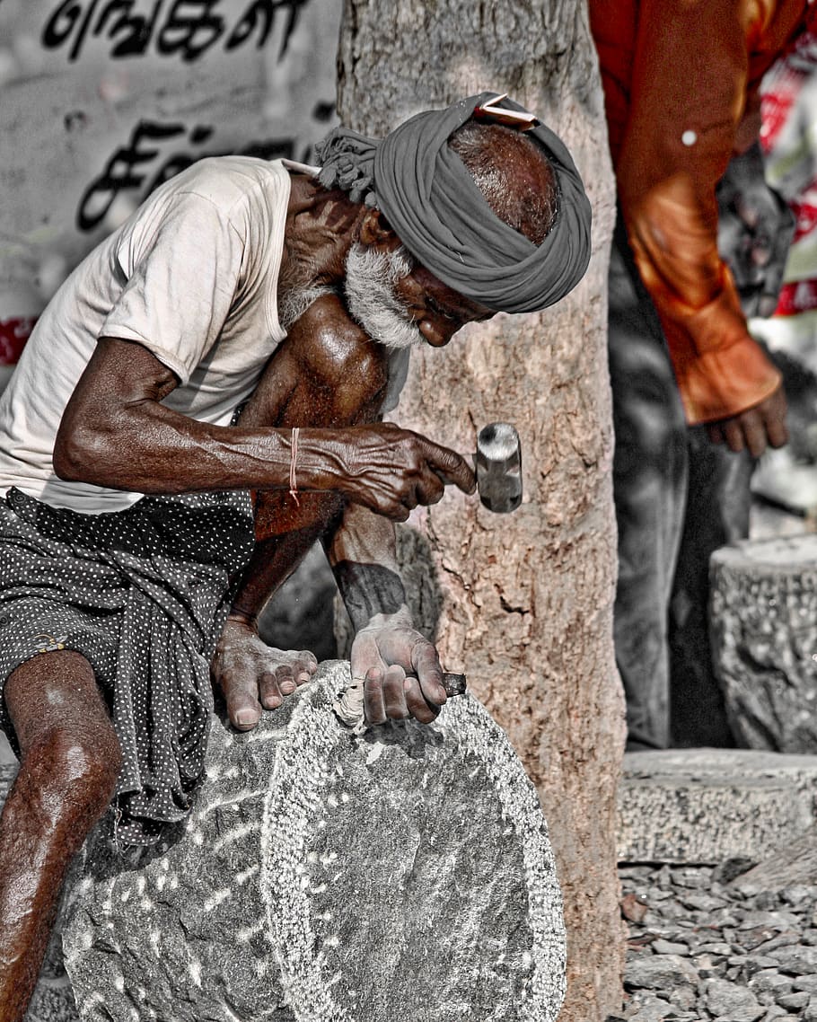 India, Oddanchatram, uomini, detenzione, persone reali, una persona, lavoro, occupazione, giorno, strumento di lavoro, strumento, martello, vista frontale, attrezzatura, attività commerciale, metallo, Sezione centrale, concentrarsi sulle conoscenze acquisite, mano umana, in piedi, 4K