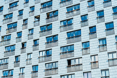 blanc, gris, concret, edifici de diversos pisos, durant el dia, edifici, finestra, reflexió, obre la finestra, arquitectura, repetició, repetitiu, ciutat, urbà, a l'aire lliure, textura, patró, oficina, apartament, casa, blau, modern, façana, estructura construïda, escena urbana, exterior de l'edifici, edifici d'oficines, industria de la construcció, barri residencial, nou, gratacels, negocis, districte del centre de la ciutat, vidre - material, cel, funció de construcció de parets, balcó, disseny, vida de ciutat, cap gent, Propietari de la vivenda, futurista, fons, Finances, alta - alta, paisatge urbà, 5K, CC0, domini públic, lliure de regalies