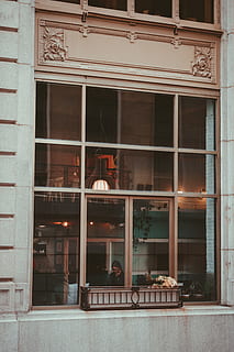 lukket sash vindu, arkitektur, vindu, bygget struktur, bygge eksteriør, bygning, glass - materiale, dag, refleksjon, utendørs, ekte folk, gjennomsiktig, livsstil, by, kvinner, sitter, lav vinkel visning, vinduskarm, 5K, CC0, offentlig domene, opphavsrett gratis