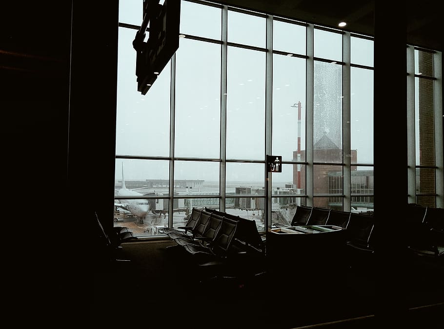 tomt spisebord, lufthavn, Italien, venedig, Lufthavns Terminal, terminal, vindue, fritids aktiviteter, indretning, indendørs, etage, overvåge, lcd-skærm, Skærm, elektronik, møbel, stol, bygning, rejse, studerende, glas - materiale, gennemsigtig, ingen mennesker, arkitektur, dag, fravær, bygget struktur, sæde, himmel, natur, transportform, transportmidler, silhuet, nautiske fartøj, vinduesramme, 4K