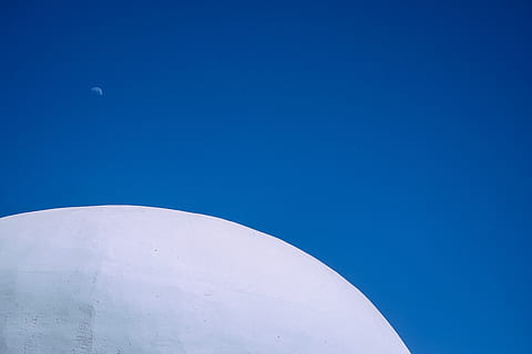 céu azul claro, astronomia, céu azul, concreto, luz do dia, cúpula, céu, lua, clima, azul, ninguém, copie o espaço, espaço, céu limpo, natureza, exploração espacial, ao ar livre, tecnologia, sistema solar, noite, arquitetura, planeta - espaço, visão de baixo ângulo, cor branca, estrutura construída, exploração, astrologia, espaço e astronomia, 4K, CC0, domínio público, royalty free