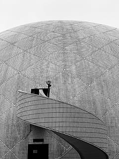 costruzione della cupola, Hong Kong, museo spaziale di hong kong, costruzione, cittadina, città, metropoli, urbano, architettura, cupola, tappeto, ringhiera, corrimano, pianta, vegetazione, cespuglio, arena, scala, edificio per uffici, planetario, sfera, Inquadratura dal basso, esterno dell'edificio, struttura costruita, giorno, cielo, natura, persone reali, all'aperto, uomini, modello, persona irriconoscibile, moderno, destinazioni di viaggio, stili di vita, persone, viaggio, edificio per uffici esterno, grattacielo, 4K, CC0, dominio pubblico, privo di copyright