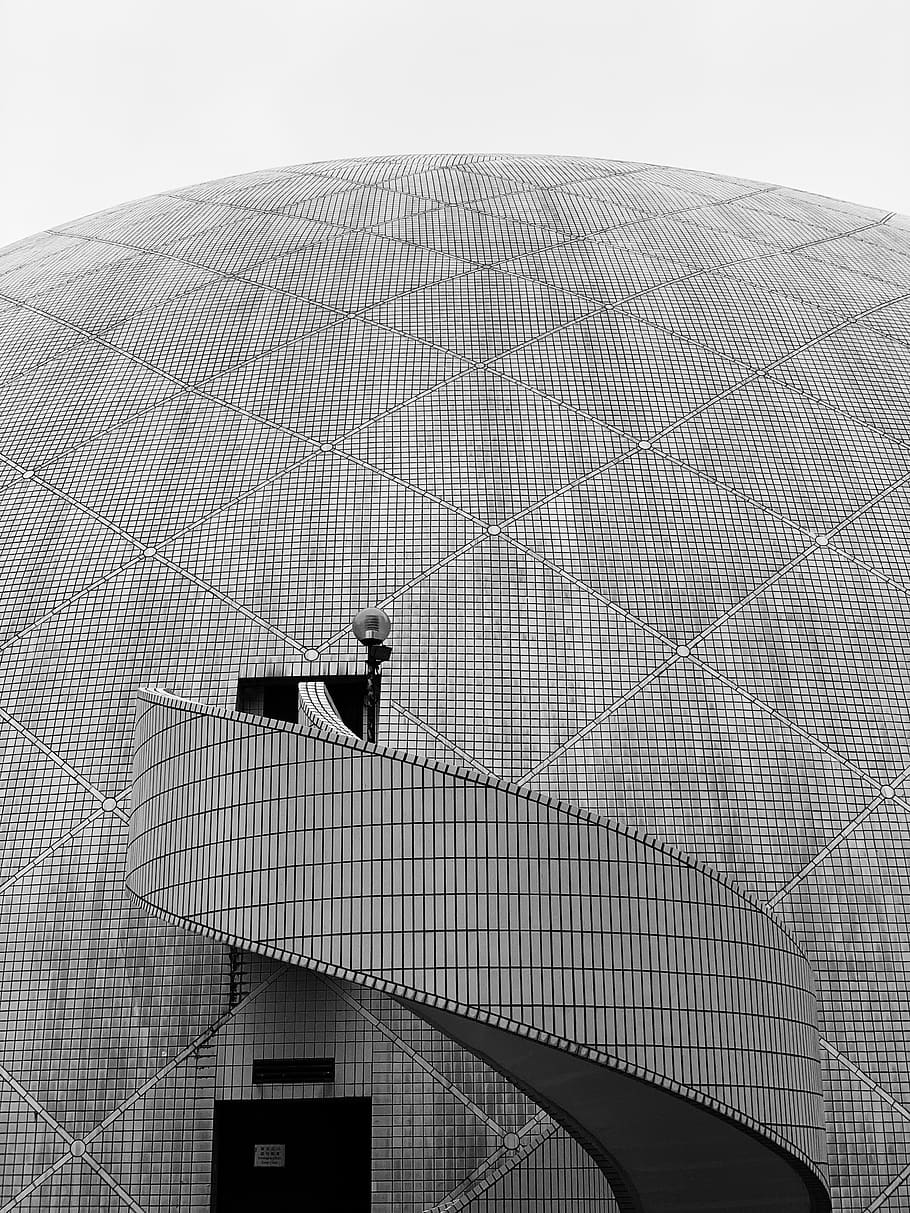 dome bulding, hong kong, museu espacial de Hong Kong, edifici, ciutat, metròpolis, urbà, arquitectura, cúpula, catifa, barana, planta, vegetació, arbust, arena, escala, edifici d'oficines, planetari, esfera, vista d’angle baix, exterior de l'edifici, estructura construïda, dia, cel, naturalesa, persones reals, a l'aire lliure, homes, patró, persona irreconeixible, modern, destinacions de viatge, estils de vida, gent, viatjar, exterior d’edifici d’oficines, gratacels, 4K