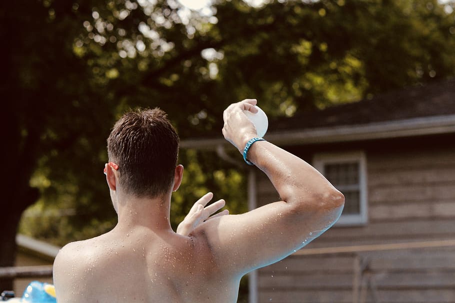 pool, sommer, portræt, sjovt, mand, han-, hoved, hår, arm, spil, legetøj, bold, fangst, ører, dreng, vand, en person, bar overkrop, herrer, livsstil, rigtige mennesker, hovedskud, forfriskning, træ, natur, mad og drikke, fritidsaktivitet, bedrift, ung voksen, unge mænd, dag, drikke, udendørs, 2K