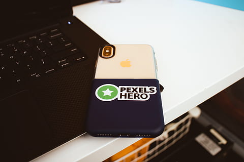 argent iphone x, blanc, bleu, Cas, bureau, électronique, iphone, clavier, portable, téléphone portable, téléphone intelligent, table, La technologie, sans fil, Technologie sans fil, ordinateur, équipement informatique, lien, la communication, personne, texte, affaires, Voyage, clavier d'ordinateur, fermer, à l'intérieur, écriture occidentale, l'Internet, équipement, portabilité, espace de copie, clé d'ordinateur, 5K, CC0, domaine public, libre de droits