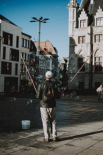 mand, spille, bobler, tøj, beklædning, human, person, hjelm, sko, fodtøj, belgien, gent, bukser, udendørs, hård hat, by, frakke, arkitektur, tårn, bygning, Spir, bygning udvendig, bygget struktur, fuld længde, en person, rigtige mennesker, herrer, gade, livsstil, natur, stående, afslappet tøj, bedrift, himmel, fritidsaktivitet, dag, menneskelige arm, 5K, CC0, offentligt domæne, royaltyfrie