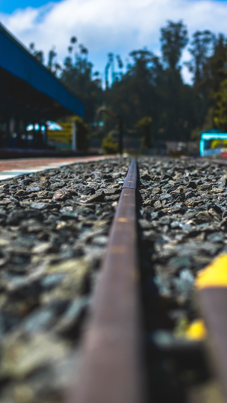 passarel·la, Camí, pista de tren, rail, transport, ferrocarril, carretera, Carretera bruta, grava, asfalt, vehicle, vorera, paviment, manera, mobles, dormit, dorment, paraula, llambordes, vies del ferrocarril, transport per ferrocarril, pista, enfocament selectiu, nivell superficial, cap gent, arbre, el camí a seguir, direcció, naturalesa, dia, perspectiva decreixent, planta, metall, cel, pedra - objecte, a l'aire lliure, primer pla, sòlid, llarg, 5K