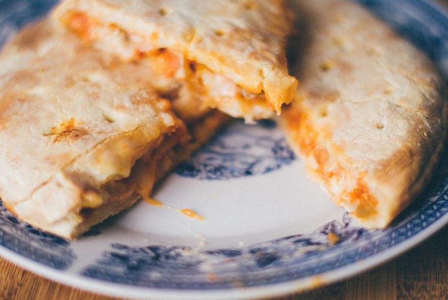 Torte auf Untertasse, verwischen, Brot, Käse, Nahansicht, Küche, köstlich, Abendessen, Genießer, Fokus, Lebensmittel, foodporn, wachsen, hausgemacht, Mittagessen, Mahlzeit, Ernährung, Teller, Restaurant, Scheibe, lecker, Essen und Trinken, fertig für den Verzehr, Frische, drinnen, selektiver Fokus, Wohlbefinden, gesundes Essen, keine Leute, Stillleben, Genuss, Milchprodukt, gebacken, Serviergröße, High Angle View, Frühstück, Versuchung, Snack, französisches Essen, herzhafte Torte, 4K