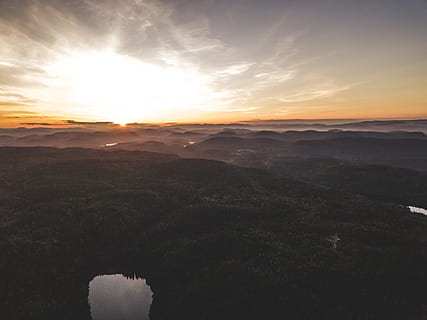 antenne, Foto, bjerge, solnedgang, baggrundsbelyst, skyer, daggry, dagslys, skumring, miljø, aften, bakker, lys, natur, udendørs, naturskøn, himmel, sol, solopgang, rejse, scenics - natur, skønhed i naturen, sky - himmel, rolig scene, ro, bjerg, landskab, ingen mennesker, ikke-urbane scene, idyllisk, orange farve, sollys, bjergkæde, plante, 4K
