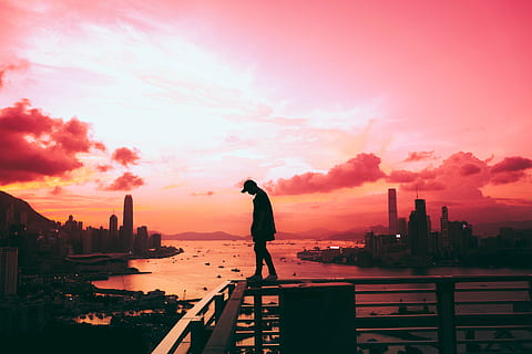 arquitectura, edificio, infraestructura, gente, hombre, solo, horizonte, puesta de sol, nubes, cielo, ciudad, urbano, ver, mar, Oceano, agua, silueta, exterior del edificio, estructura construida, una persona, nube - cielo, en pie, naturaleza, gente real, longitud total, estilos de vida, actividad de ocio, paisaje urbano, hombres, color naranja, al aire libre, edificio de oficinas exterior, rascacielos, mirando a la vista, contemplación, 4K, CC0, dominio público, libre de derechos