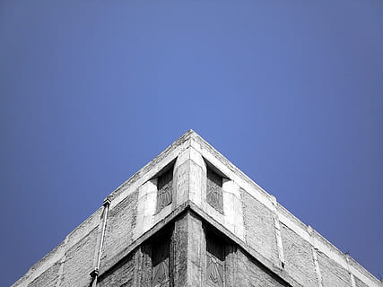 triângulo, construção, pirâmide, estrutura construída, arquitetura, visão de baixo ângulo, céu, exterior do edifício, céu limpo, azul, copie o espaço, ninguém, natureza, dia, luz solar, janela, forma, forma triangular, ao ar livre, velho, seção alta, Distrito residencial, 5K, CC0, domínio público, royalty free