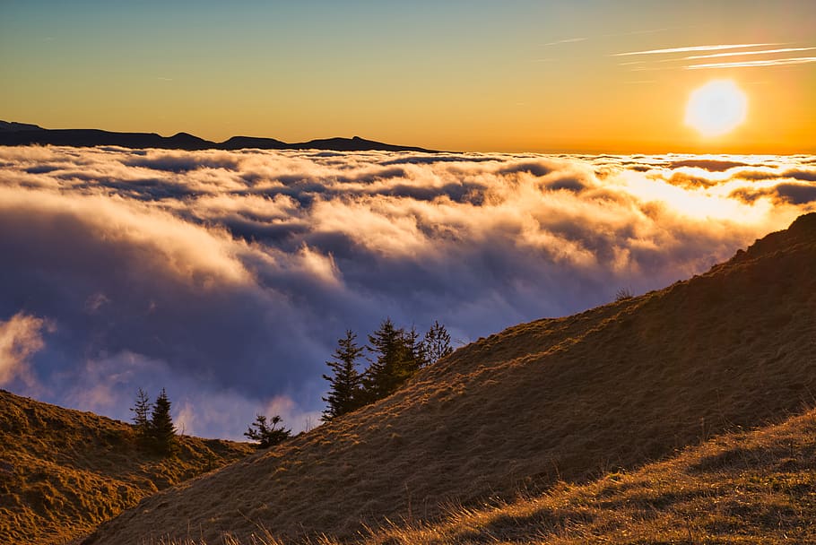 landskab, bjerg, topmøde, skyer, solnedgang, sol, landskabet, natur, vinter, clermont ferrand, puy de dôme, Frankrig, Europa, himmel, skønhed i naturen, scenics - natur, sky - himmel, rolig scene, miljø, ro, sollys, ikke-urbane scene, orange farve, idyllisk, ingen mennesker, udendørs, jord, linseflare, bjergtop, lyse, 5K