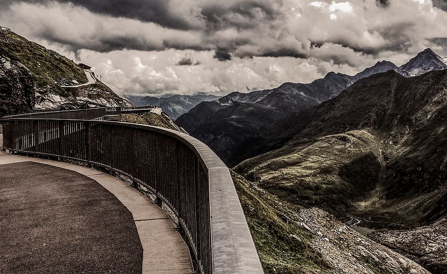 gris, baranes de metall, superior, turó, ennuvolat, cel, durant el dia, núvols, la llum del dia, medi ambient, herba, barana de guàrdia, alt, paisatge, monocroma, muntanyes, naturalesa, a l'aire lliure, carretera, roques, Muntanyes rocoses, escènic, vista, muntanya, núvol - cel, estructura construïda, arquitectura, Serra, escenics - natura, pont, cap gent, connexió, pont - estructura feta per l'home, escena no urbana, dia, transport, bellesa a la natura, destinacions de viatge, 2K
