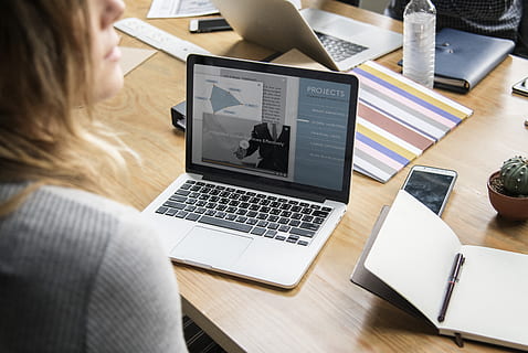 donna, analizzare, cercare, guardare, Sideway, lavoro, il computer portatile, avvicinamento, scrivania, dispositivo, elettronica, femmina, mobili, in casa, Internet, ufficio, penna, Telefono, pianta, pentola, camera, schermo, seduta, tecnologia, di legno, lavoratori, computer, tecnologia wireless, tavolo, usando il portatile, comunicazione, connessione, mobilia, adulto, donne, una persona, vista dall'alto, persone reali, giovani donne, nuovo business, 4K, CC0, dominio pubblico, privo di copyright